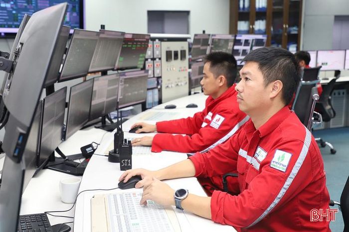 Kỹ sư vận hành các tổ máy phát điện tại Phòng Điều khiển trung tâm, Nhà máy Nhiệt điện Vũng Áng 1.