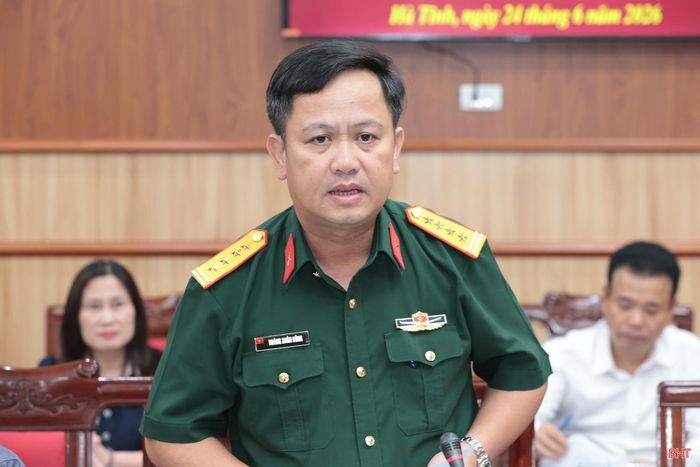 Đại tá Hoàng Xuân Đông - Ủy viên BTV Tỉnh ủy, Chỉ huy trưởng Bộ CHQS tỉnh báo cáo các nội dung liên quan tại hội nghị.
