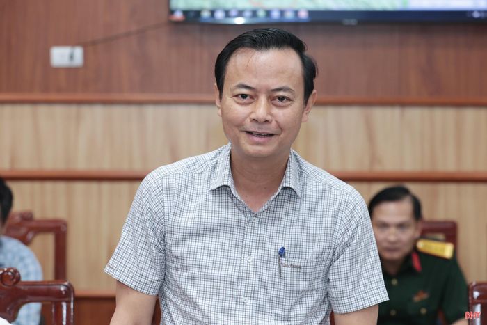 Đồng chí Hà Văn Hùng - Trưởng ban Tuyên giáo và Dân vận Tỉnh ủy phát biểu ý kiến tại hội nghị.
