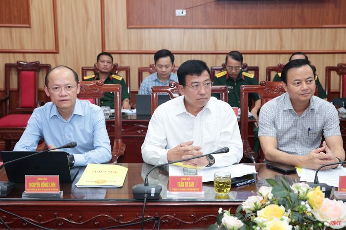 Đồng chí Nguyễn Hồng Lĩnh – Phó Bí thư Thường trực Tỉnh ủy, Chủ tịch HĐND tỉnh, Phó Trưởng ban Chỉ đạo cùng các đại biểu tham dự hội nghị.