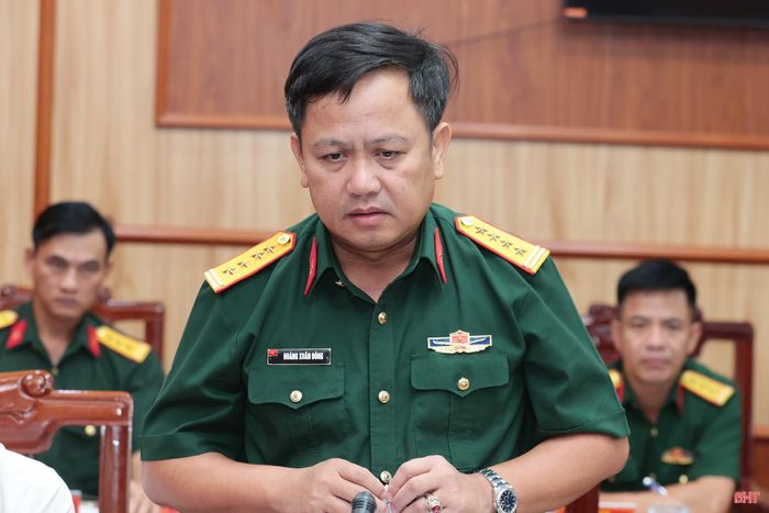 Đại tá Hoàng Xuân Đông - Ủy viên BTV Tỉnh ủy, Chỉ huy trưởng Bộ CHQS tỉnh phát biểu tại hội nghị.