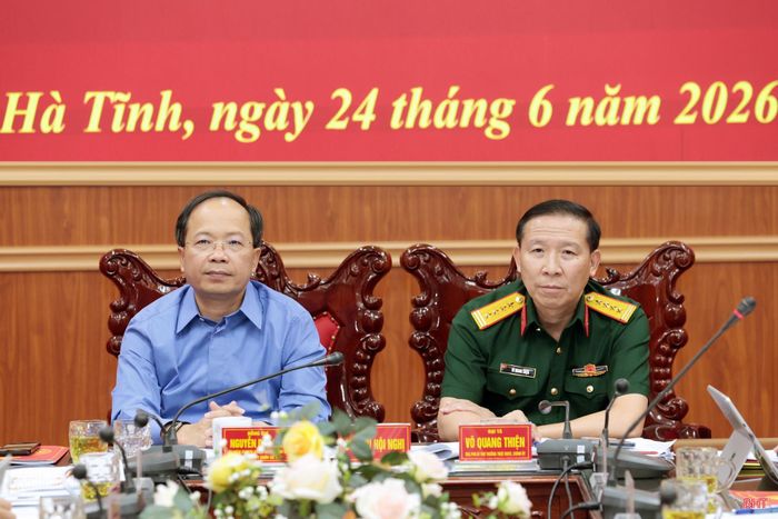 Đồng chí Nguyễn Duy Lâm – Ủy viên Trung ương Đảng, Bí thư Tỉnh ủy, Bí thư Đảng ủy Quân sự tỉnh và Đại tá Võ Quang Thiện – Phó Bí thư Thường trực Đảng ủy Quân sự, Chính ủy Bộ CHQS tỉnh chủ trì hội nghị.