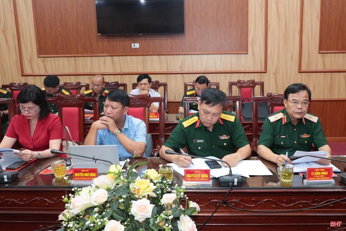 Thiếu tướng Lê Hồng Nhân – Phó Tư lệnh, Tham mưu trưởng Quân khu 4 và các đại biểu tham dự hội nghị.