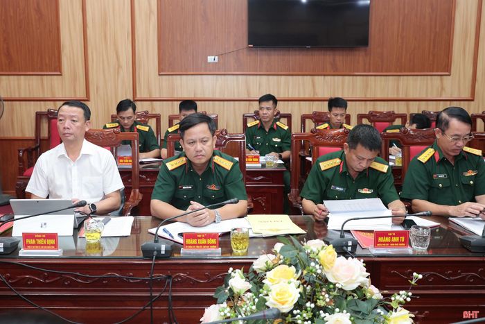 Đồng chí Phan Thiên Định – Phó Bí thư Tỉnh ủy, Chủ tịch UBND tỉnh; Đại tá Hoàng Xuân Đông - Ủy viên BTV Tỉnh ủy, Chỉ huy trưởng Bộ CHQS tỉnh tham dự hội nghị.