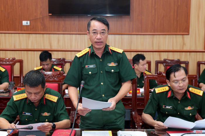 Đại tá Mai Ngọc Việt - Phó Chính ủy Bộ CHQS tỉnh báo cáo tại hội nghị.