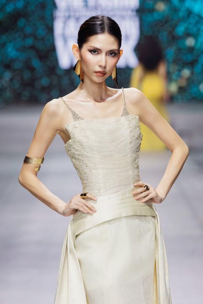 Mạch cảm xúc của bộ sưu tập trong phần thứ hai được dẫn dắt bởi nguồn năng lượng trẻ trung, hiện đại và đầy cuốn hút.
