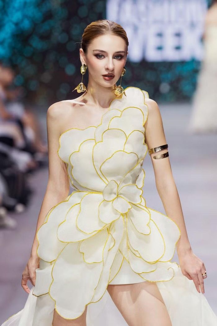 Các lớp veil (voan) mềm mại được xử lý khéo léo, uyển chuyển theo từng sải bước, tựa như những tia sáng tôn vinh vẻ đẹp của người phụ nữ trên hành trình tỏa sáng theo cách riêng của mình.