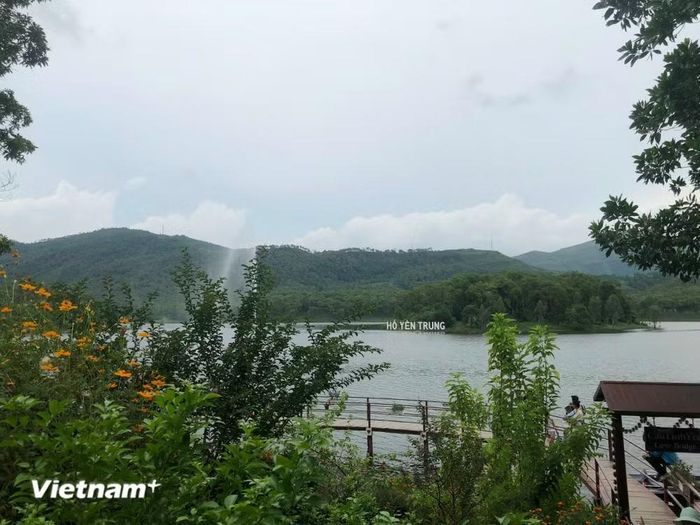 Không sở hữu những công trình quy mô lớn hay các khu vui chơi hiện đại, hồ Yên Trung hấp dẫn du khách bằng chính vẻ đẹp tự nhiên và sự yên tĩnh hiếm có. (Nguồn: Vietnam+)