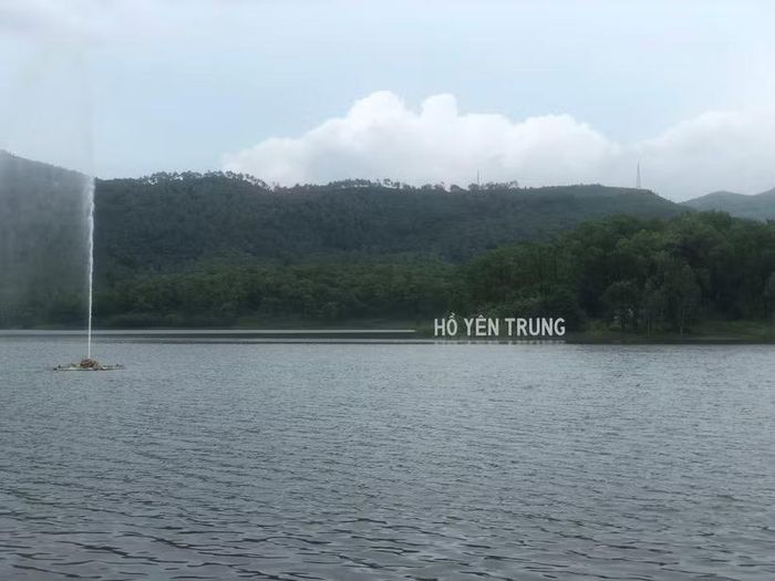 Mỗi mùa trong năm, hồ Yên Trung lại mang một vẻ đẹp riêng. (Nguồn: Vietnam+)