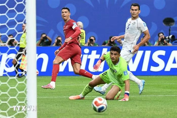 Ronaldo hoàn tất cú đúp vào lưới Uzbekistan. (Ảnh: AFP/TTXVN)