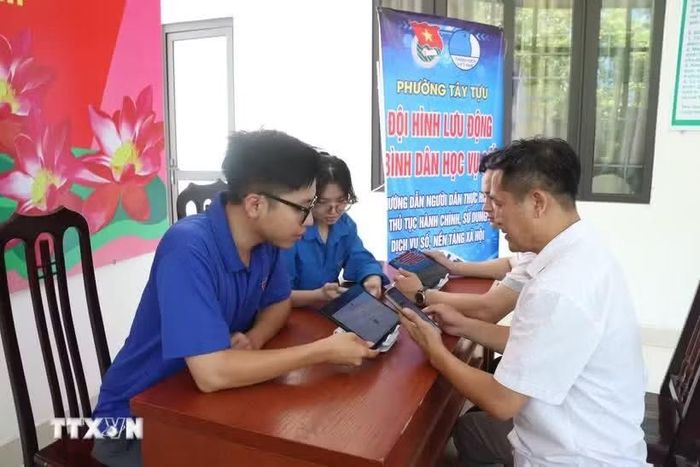 Lực lượng đoàn thanh niên cơ sở tích cực hỗ trợ người dân thực hiện "Bình dân học vụ số." (Ảnh: Nguyễn Cúc/TTXVN)