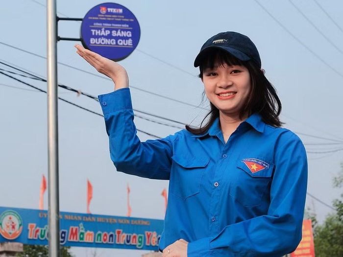 Thanh niên Thông tấn xã Việt Nam tham gia 'Thắp sáng đường quê' ở Tuyên Quang. (Nguồn: Thanh niên TTXVN)