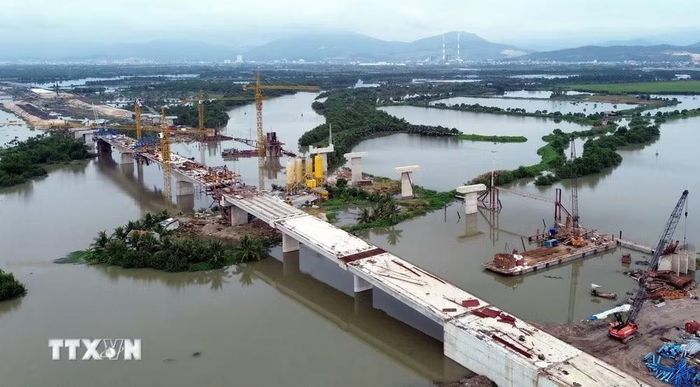 Tuyến đường ven sông nối giữa Đông Triều (cũ) và Hạ Long (cũ) của tỉnh Quảng Ninh đang được đẩy nhanh tiến độ tạo sự kết nối giữa phía Tây của tỉnh. (Ảnh: Đức Hiếu/TTXVN)