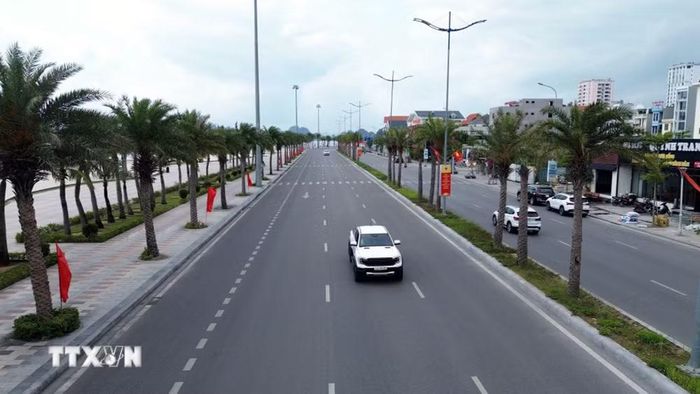 Tuyến đường bao biển Hạ Long-Cẩm Phả. (Ảnh: Đức Hiếu - TTXVN)