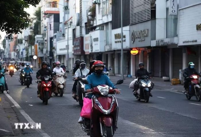 Phương tiện lưu thông trên đường Hồ Văn Huê (phường Đức Nhuận). (Ảnh: Hồng Đạt/TTXVN)