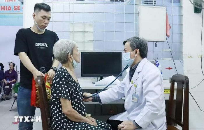 Bác sỹ Bệnh viện Chợ Rẫy khám tầm soát sức khỏe cho người dân tại Trạm Y tế phường Chợ Lớn. (Ảnh: Đinh Hằng/TTXVN)