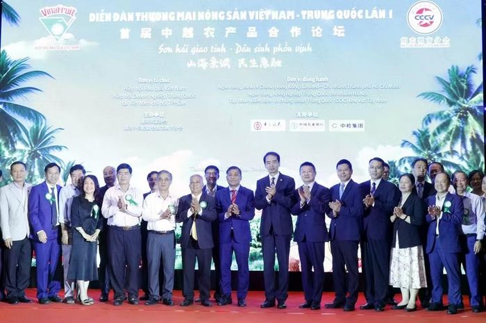 Các đại biểu chụp ảnh tại diễn đàn. (Ảnh: BNNMT)