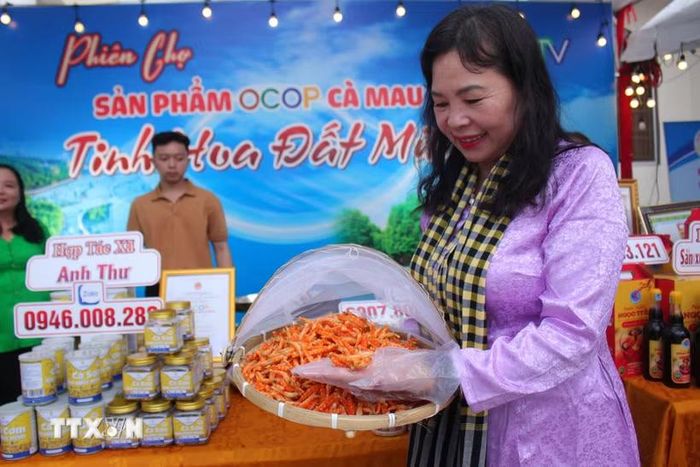 Sản phẩm đặc sản Tôm khô Cà Mau luôn được người tiêu dùng ưa chuộng vì chất lượng sản phẩm tốt, đặc biệt. (Ảnh: Chanh Đa/TTXVN)