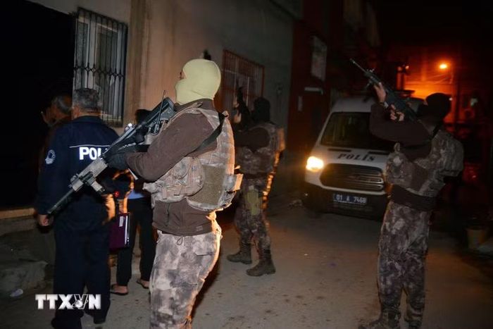 Cảnh sát Thổ Nhĩ Kỳ tham gia chiến dịch truy quét các nghi can IS tại Adana. (Ảnh: AFP/TTXVN)