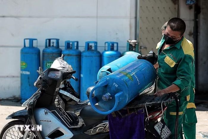 Với nhiều lao động dịch vụ, công việc vẫn phải tiếp tục dù nền nhiệt ngoài trời tăng cao. (Ảnh: Phạm Tuấn Anh/TTXVN)
