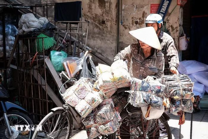 Giữa thời tiết oi bức, những công việc bốc dỡ, vận chuyển hàng hóa vẫn diễn ra. (Ảnh: Phạm Tuấn Anh/TTXVN)