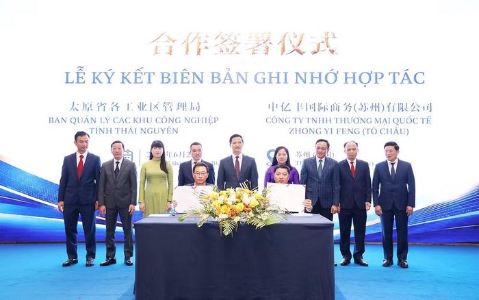 Chủ tịch Ủy ban Nhân dân tỉnh Thái Nguyên Vương Quốc Tuấn và các đại biểu chứng kiến Lễ ký kết Biên bản ghi nhớ hợp tác giữa Ban Quản lý các khu công nghiệp tỉnh Thái Nguyên và Công ty TNHH Thương mại Quốc tế Zhong Yi Feng (Trung Quốc). (Ảnh: Cổng Thông tin điện tử tỉnh Thái Nguyên)