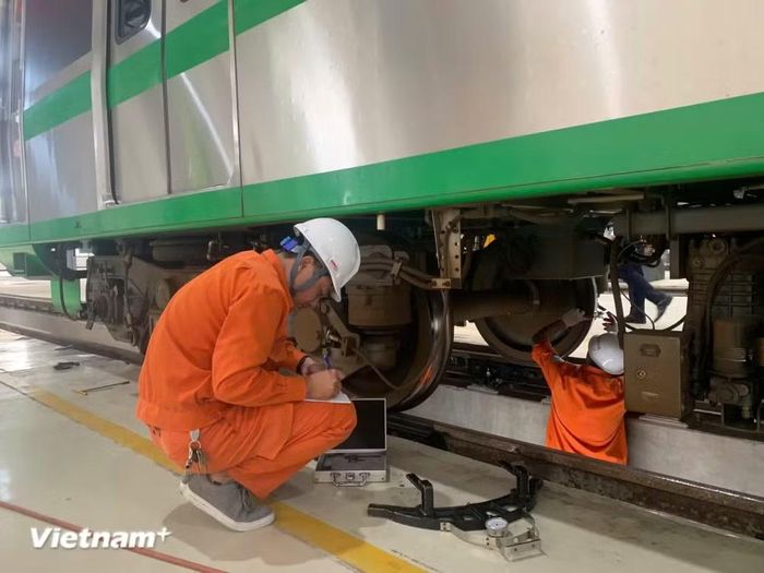 Nhân viên đường sắt bảo trì đoàn tàu Cát Linh-Hà Đông. (Ảnh: Việt Hùng/Vietnam+)