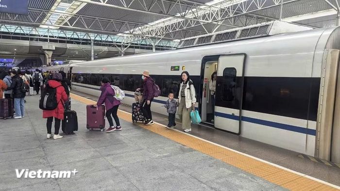 Hành khách đi tàu cao tốc tại Trung Quốc. (Ảnh: Việt Hùng/Vietnam+)