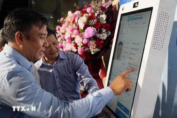 Người dân được hệ thống thu thập dữ liệu sinh trắc học khuôn mặt, đồng thời kiểm tra, đối chiếu thông tin cá nhân và thẻ bảo hiểm y tế để lưu hồ sơ, lần tái khám tiếp theo không cần mang theo các loại giấy tờ. (Ảnh: Lê Xuân/TTXVN)