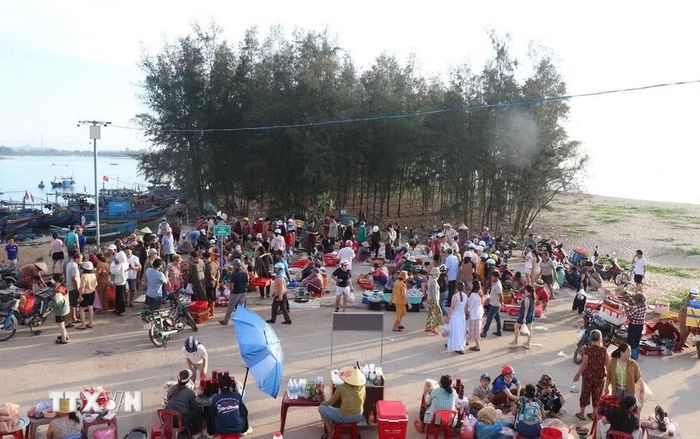 Chợ cá Cửa Lở nằm ngay phần đất giáp một bên biển một bên sông. (Ảnh: Phạm Cường/TTXVN)