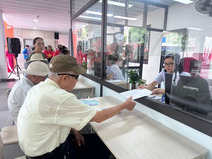 Người cao tuổi đăng ký trải nghiệm các hoạt động. (Ảnh: Thùy Giang/Vietnam+)