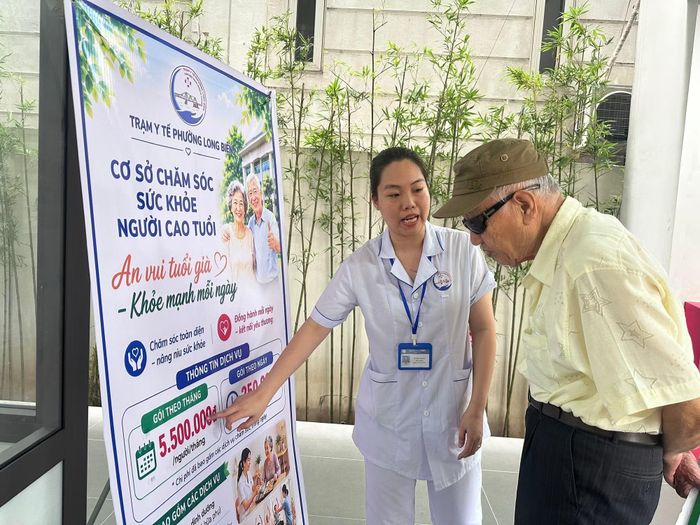 Nhân viên y tế giới thiệu các dịch vụ tại Cơ sở chăm sóc sức khỏe ban ngày cho người cao tuổi tại phường Long Biên. (Ảnh: Thùy Giang/Vietnam+)