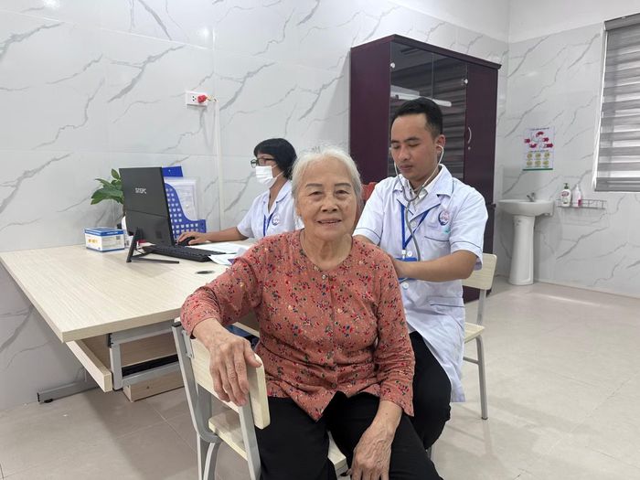 Bà Nguyễn Thị Minh Thế được nhân viên y tế tại Cơ sở chăm sóc sức khỏe ban ngày cho người cao tuổi khám. (Ảnh: Thùy Giang/Vietnam+)