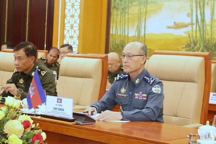 Đại tướng Sao Sokha (phải), Phó Tổng Tư lệnh Quân đội kiêm Tư lệnh Hiến binh Hoàng gia Campuchia tại hội đàm. (Ảnh: PV/Vietnam+)