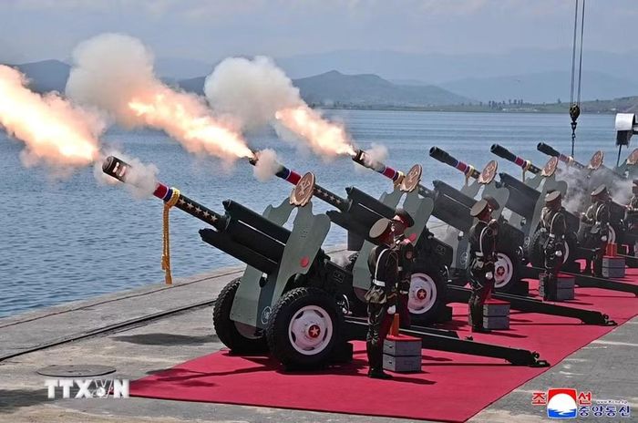 Lễ bàn giao tàu khu trục Choe Hyon ở thành phố cảng Nampho, Triều Tiên, ngày 23/6. (Ảnh: YONHAP/TTXVN)
