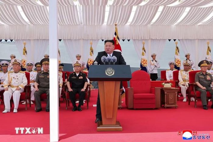 Nhà lãnh đạo Triều Tiên Kim Jong Un cho biết tàu khu trục Choe Hyon sở hữu "khả năng tác chiến phức tạp và hoàn hảo nhất." Ông nhấn mạnh Hải quân Triều Tiên đang phát triển thành một binh chủng hoàn chỉnh được trang bị các phương tiện chiến lược. (Ảnh: YONHAP/TTXVN)