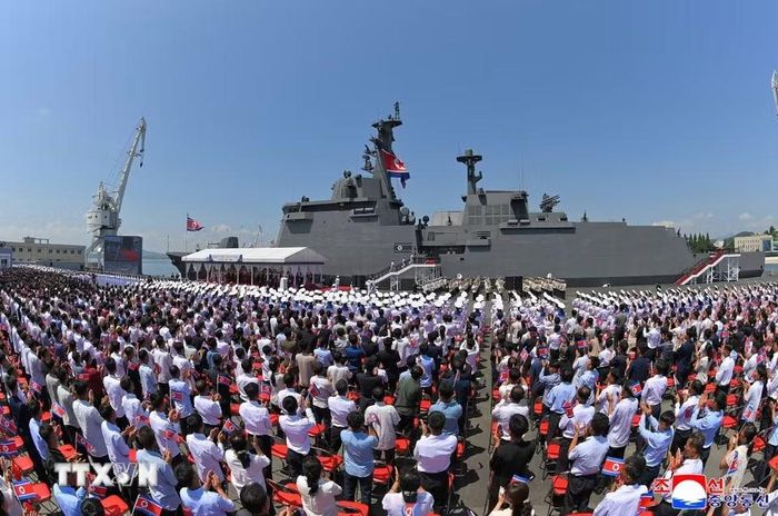 Lễ bàn giao tàu khu trục Choe Hyon ở thành phố cảng Nampho, Triều Tiên, ngày 23/6. (Ảnh: YONHAP/TTXVN)