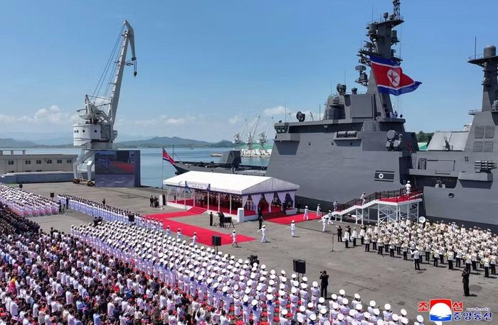 Lễ bàn giao tàu khu trục Choe Hyon ở thành phố cảng Nampho, Triều Tiên, ngày 23/6. (Ảnh: YONHAP/TTXVN)