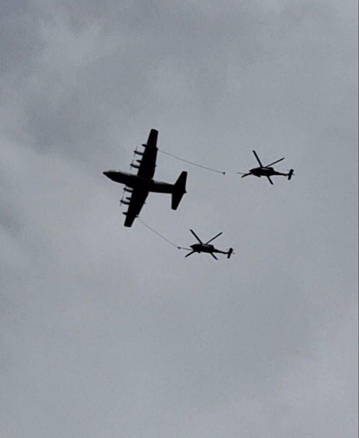 Hình ảnh một máy bay KC-130J Super Hercules đang tiếp nhiên liệu trên không cho hai trực thăng HH-60W Jolly Green II trên bầu trời Iran trong các hoạt động tìm kiếm - cứu hộ chiến đấu (CSAR) nhằm tìm kiếm các phi công F-15E Strike Eagle mất tích. Ảnh: Telegram