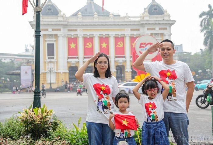 Một gia đình chụp ảnh lưu lại kỷ niệm trong dịp kỷ niệm 50 năm Ngày Giải phóng miền Nam, thống nhất đất nước (30/4/2025). Ảnh tư liệu: Khánh Hòa/TTXVN