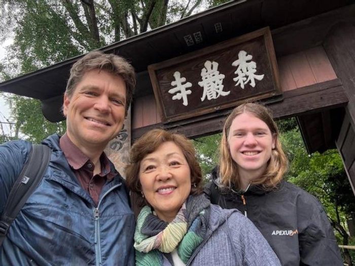Bà Masako Shimada (ở giữa) cùng các du khách Mỹ tại một ngôi đền ở khu Shimokitazawa, Tokyo. Ảnh: Masako Shimada cung cấp.