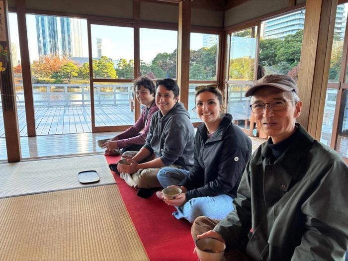 Nhiều hướng dẫn viên tình nguyện trên 60 tuổi đang tham gia Tokyo Free Guide, hỗ trợ du khách quốc tế khám phá thủ đô Tokyo. Ảnh: Tokyo Free Guide