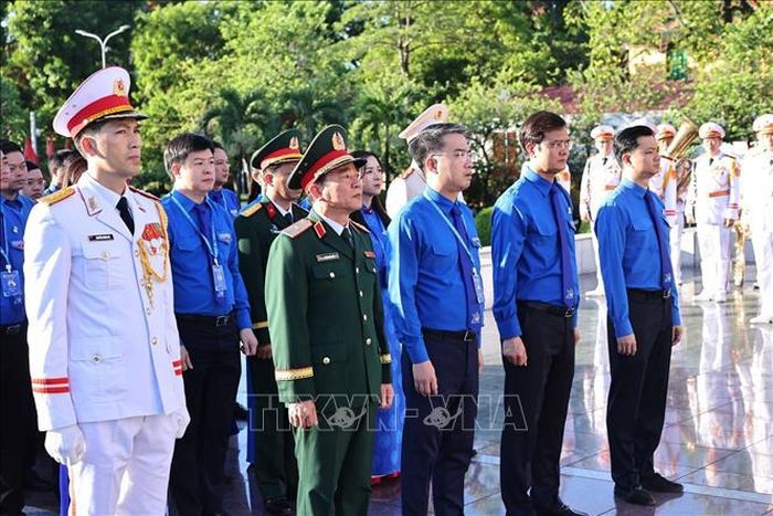 Các đại biểu dâng hương tại đài tưởng niệm anh hùng liệt sĩ Bắc Sơn.