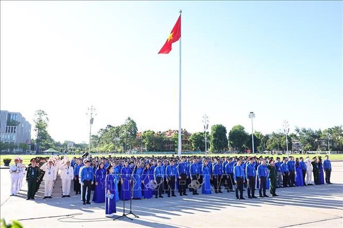 Các đại biểu báo công và vào Lăng viếng chủ tịch Hồ Chí Minh.