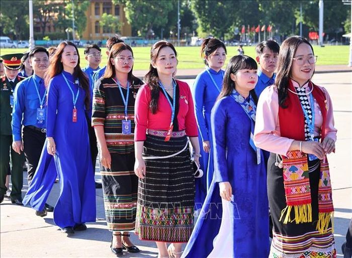 Các đại biểu vào Lăng viếng chủ tịch Hồ Chí Minh.