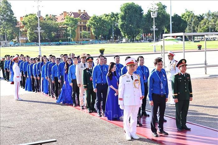 Các đại biểu vào Lăng viếng chủ tịch Hồ Chí Minh.