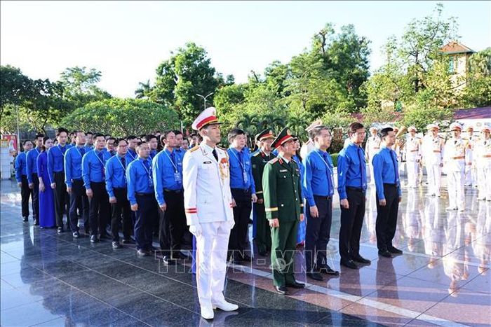Các đại biểu dâng hương tại đài tưởng niệm anh hùng liệt sĩ Bắc Sơn.