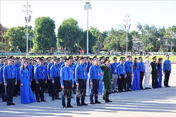 Các đại biểu báo công và vào Lăng viếng chủ tịch Hồ Chí Minh.