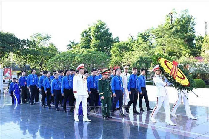 Các đại biểu dâng hương tại đài tưởng niệm anh hùng liệt sĩ Bắc Sơn.