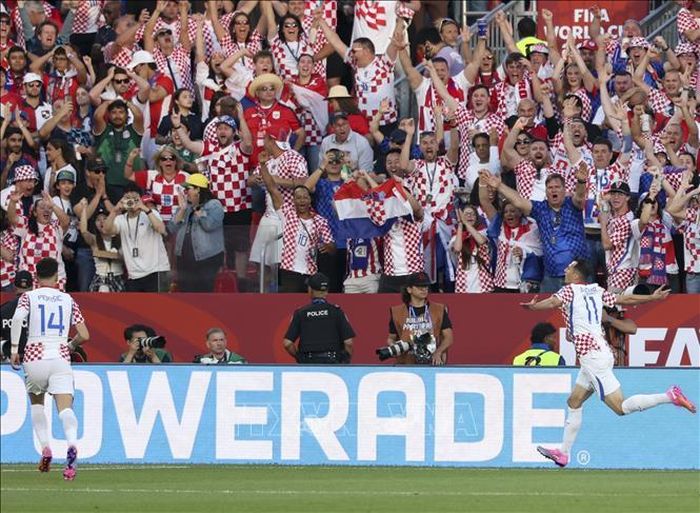 Cầu thủ Ante Budimir (phải) ăn mừng sau khi ghi bàn thắng ấn định tỉ số 1-0 cho Croatia ở phút 54. Ảnh: THX/TTXVN.
